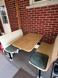 Table with 2 facing benches