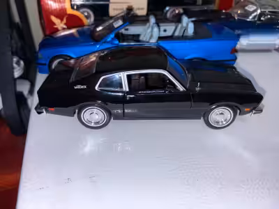 Ford Maverick diecast 1/24 die cast auto de collection miniature antique plusieurs autres voitures 1...