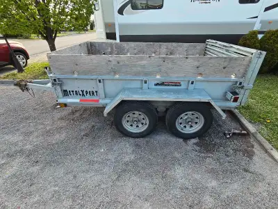 Remorque double essieux, avec rampe... idéal pour 4 roues. 96 x 54. Cause de la vente, plus utile po...