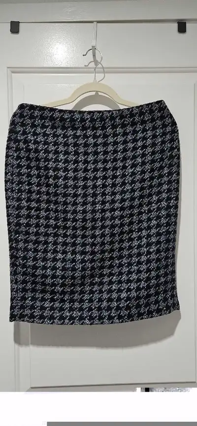 NEGOTIABLE - Ann Taylor, Size 4, Houndstooth checked-style skirt, View more