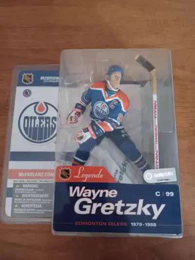 Wayne Gretzky Mcfarlane hockey legends series 1 figure MOC 2004 Oilers Jersey Never been opened. The...