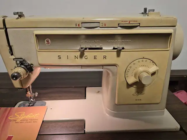 Singer Sewing Machine, Cabinet/Desk and Chair in Hobbies & Crafts in Edmonton - Image 3