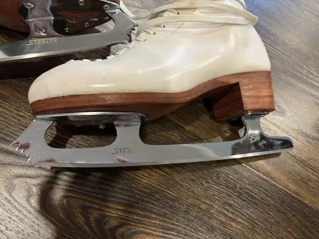 SK figure skates size 8 in Skates & Blades in Hamilton - Image 3