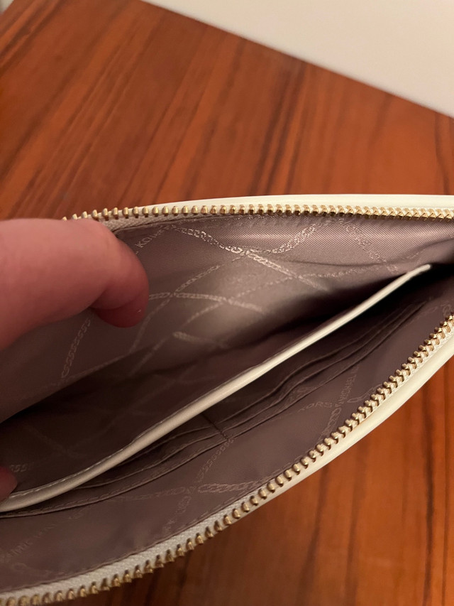Michael Kors Leather Pouch in Women's - Bags & Wallets in Regina - Image 4