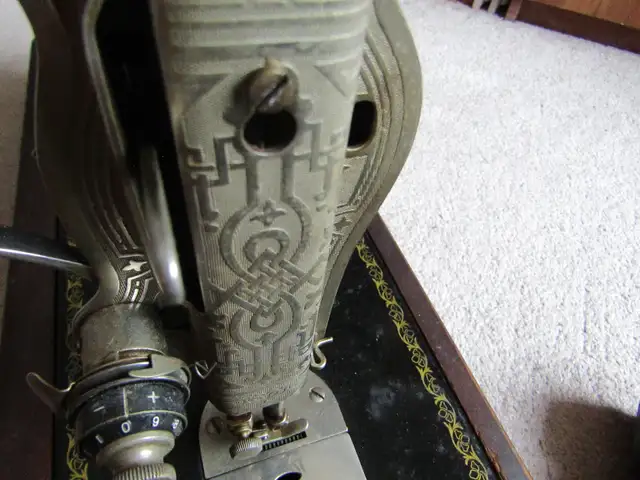 Vintage Singer Sewing Machine - 1949 in Arts & Collectibles in City of Toronto - Image 6