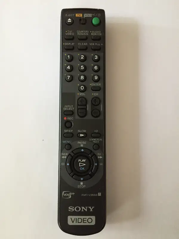 Manette Sony RMT-V266B in Video & TV Accessories in Québec City - Image 2