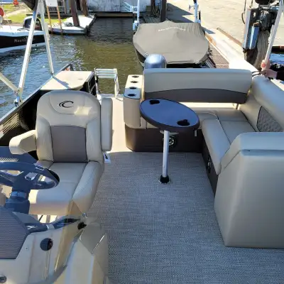 Yamaha 115 4 stoke - Motor 6Ekl-1103484 Exterior - Black Interior - Tan Flooring - Tan Blended Tweed...