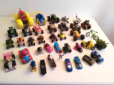 Lot de 38 jouets ( VTT Maïsto Pull Back Wheel, Big Foot, autos, avions, figurines et autres ... ). T...