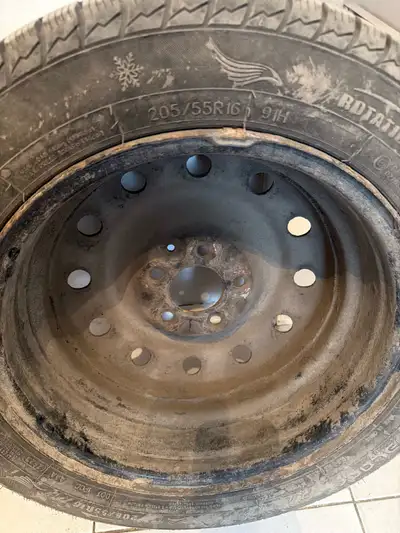 Bonjour, Je vends un ensemble de 4 pneus d'hiver déjà montés sur jantes en acier (rims noirs), prêts...