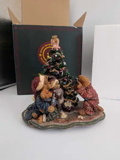 Capture the magic of the holidays with this delightful Boyds Bears & Friends 'Christmas Morning' fig...