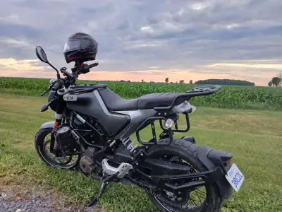 2nd owner 2021 husqvarna svartpilen 401 7000km, added kemimoto crash bars and luggage rack. Oem pass...