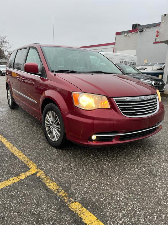 2015 Chrysler Town And Country  in Cars & Trucks in Mississauga / Peel Region - Image 3