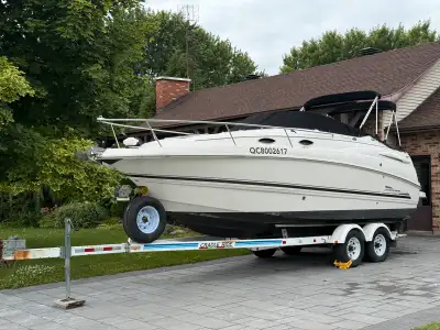 Bateau chaparral signature 240 entretenu avec un grand soin. moteur 5 litres mpi avec 964 heures. 2...