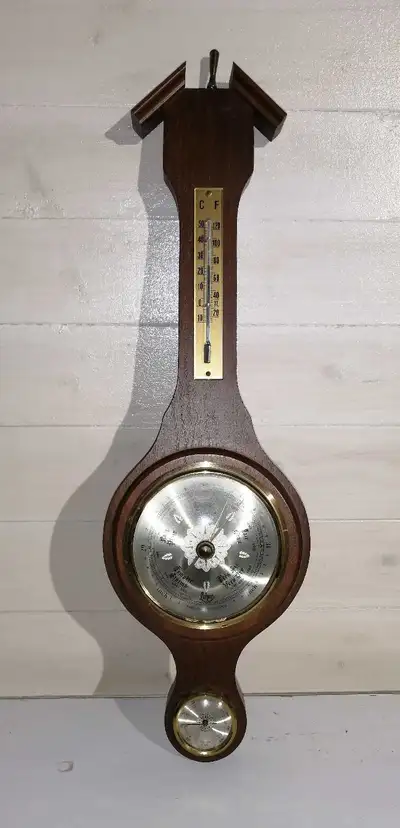Beautiful vintage banjo-style barometer from Lehar, West Germany (1949-1990). Classic design with ri...