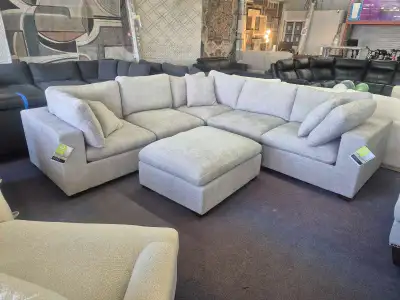 Thomasville Lowell 6-piece Fabric Modular Sectional Includes: 3 Corner Chairs, 2 Armless Chairs, 1 O...