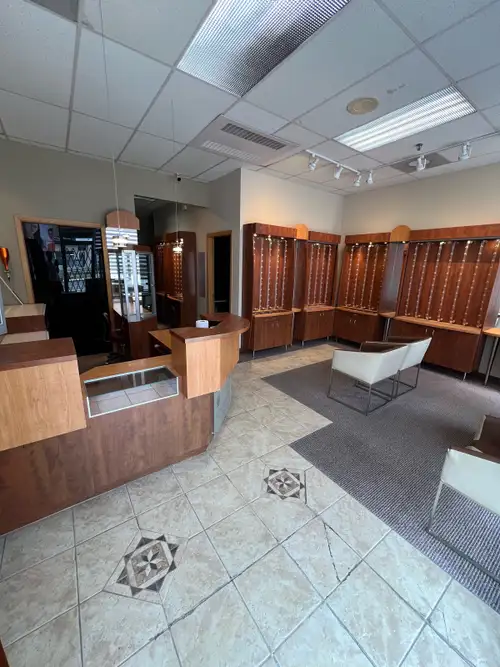Local commercial à louer de 891p2 sur une rue très passante dans le vieux Boucherville. Les piétons...