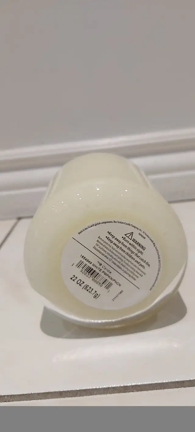 *New*Yankee Candle White Pumpkin & Pinecone Scented Candle  in Home Décor & Accents in Mississauga / Peel Region - Image 3