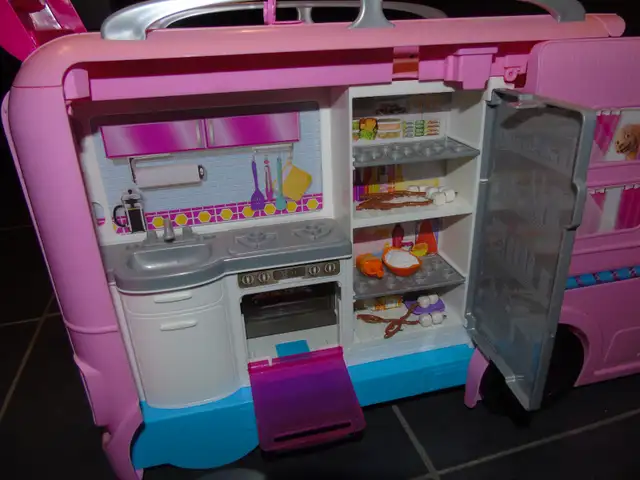Barbie camper, camping-car, campeur, caravane, roulotte in Toys & Games in City of Montréal - Image 8
