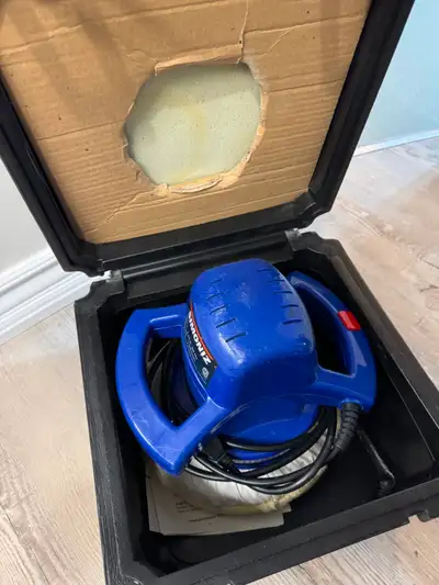 Comes with assorted polishing and buffing pads with a carrying case. Excellent condition