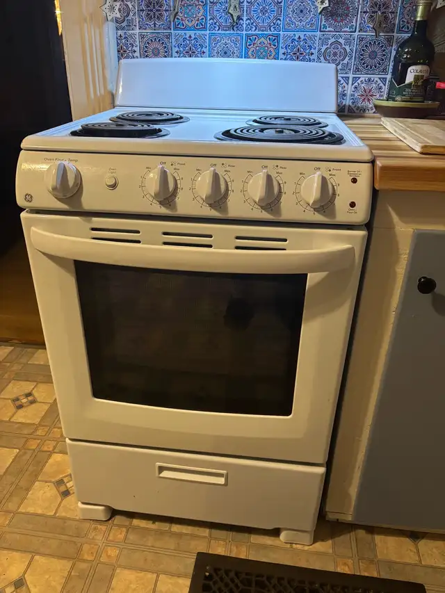 used stove apartment sized 24” in Stoves, Ovens & Ranges in Norfolk County - Image 8
