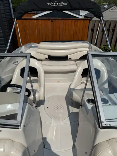 Designed to comfortably seat up to 8 passengers, 19 feet. MerCruiser 4.3L Inboard engine. Storage co...