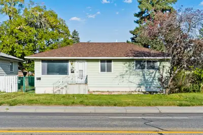 We have two main floor units available Both pet friendly, hardwood/laminate flooring, fenced yards,...