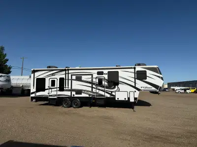 2014 fusion FZ331 Toy Hauler. Monster Package. Auto Level. 11 foot garage. King Bed. Double fridge....