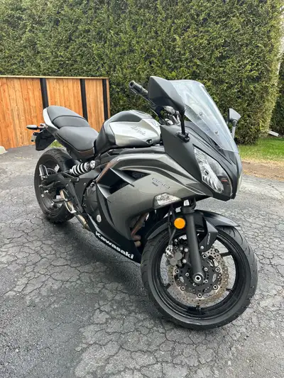 Moto Kawasaki ninja 650cc 2014 ABS à vendre. Moto agréable à conduire, légère et maniable. Plaque de...