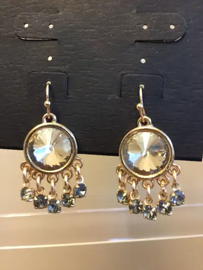 Never worn. Message via Kijiji. Thanks.