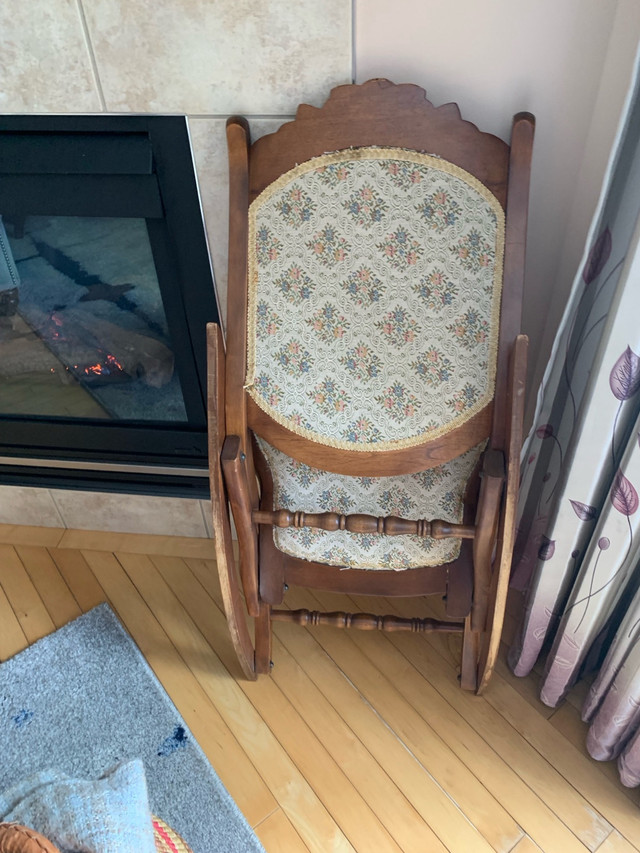 Vintage folding rocking chair with foot stool  in Arts & Collectibles in Edmonton - Image 2