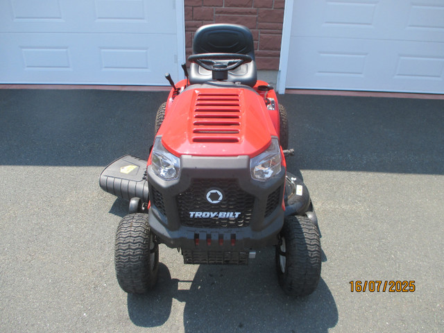 Lawn tractor Troy Bilt 42in, 547cc=19hp, automatic, new, use one in Lawnmowers & Leaf Blowers in Bathurst