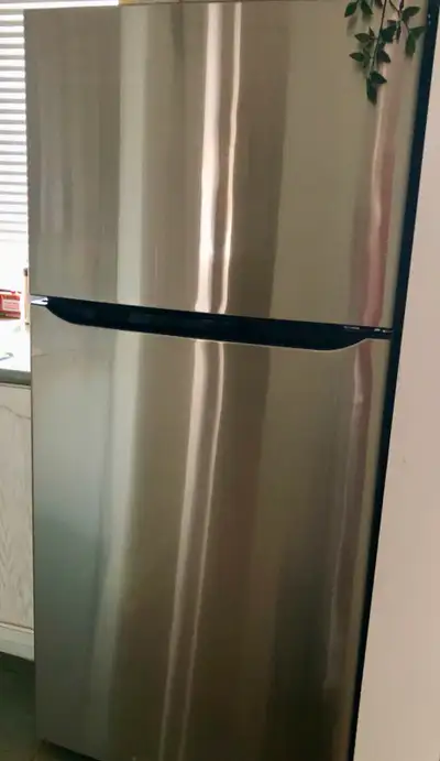 LG 30" top Freezer Refriderator LTCS20020V, 20.0 Cu Ft. Excellent working condition, 3 years old.