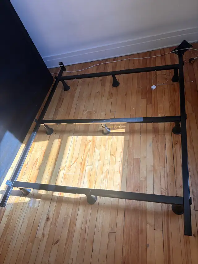 Base de lit métal solid one size fit all. Queen ou all king. in Beds & Mattresses in City of Montréal - Image 3