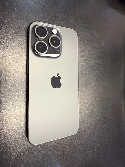 iPhone 15 Pro - 256 GB like new on Sale in Cell Phones in Oshawa / Durham Region - Image 3