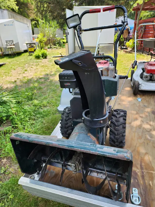Gas Snow Blower Tecumseh Engine Electric & Pull Start New Tires in Snowblowers in Windsor Region - Image 2