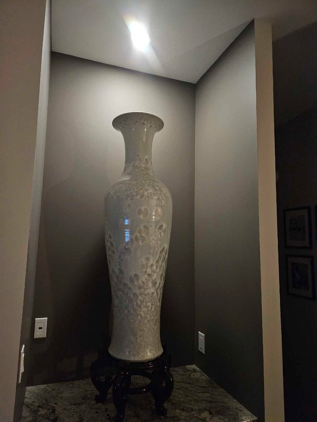 Long Necked White Porcelain Vase with Mother of Pearl in Home Décor & Accents in Winnipeg - Image 2
