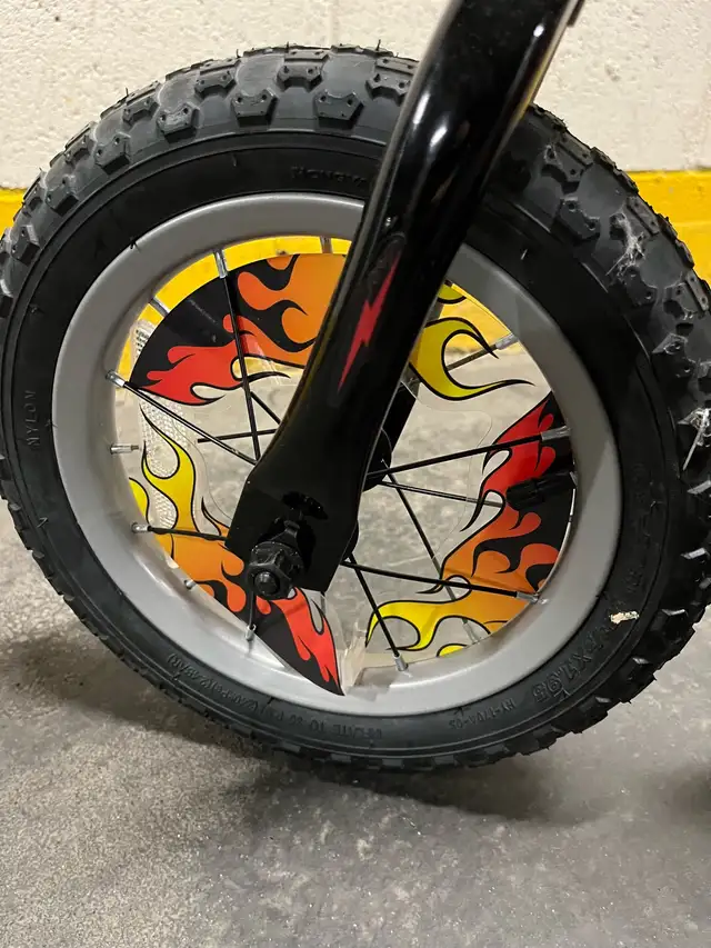 Velo Huffy  Lightning McQueen de 12 pouces in Kids in City of Montréal - Image 8