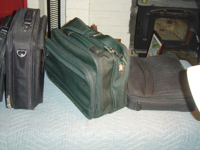 4 Sacs pour Ordinateur Portable Computer Bags dans Autre  à Longueuil/Rive Sud - Image 3
