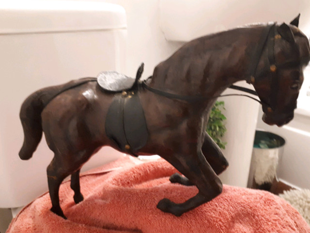antique Leather Rearing Horse sculpture in Arts & Collectibles in Gatineau - Image 2
