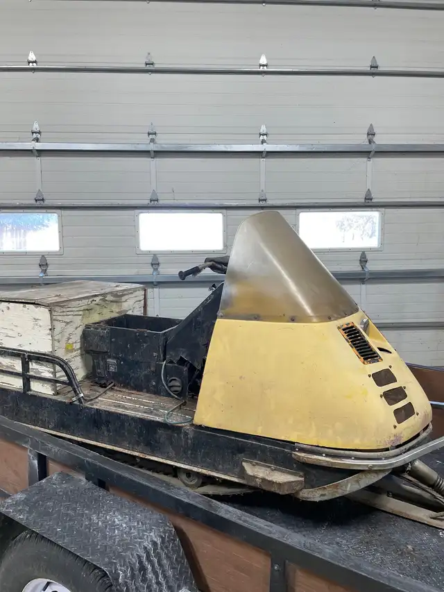 Vintage Alpine Snowmobile in Snowmobiles in Chatham-Kent - Image 4