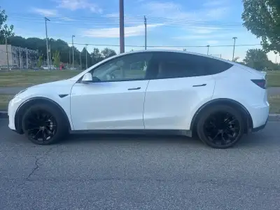 2020 Tesla Y AWD Long Range Dual Motor with 90000km. Very well maintained, MINT condition, No stains...