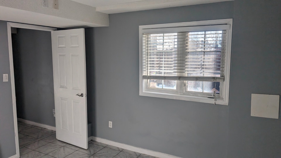 Independent WALKOUT! 1 bdrm+large Living+kitchen apartment Oct 5