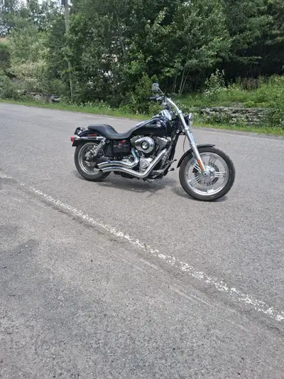 Belle harley presque neuve tune up fait par harley avec facture. En français s.v.p