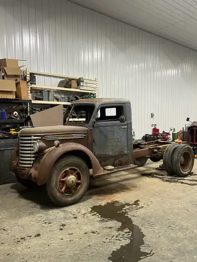 1947 diamond t truck. Solid with minimal rust. Window frames and regulators are there just needs gla...
