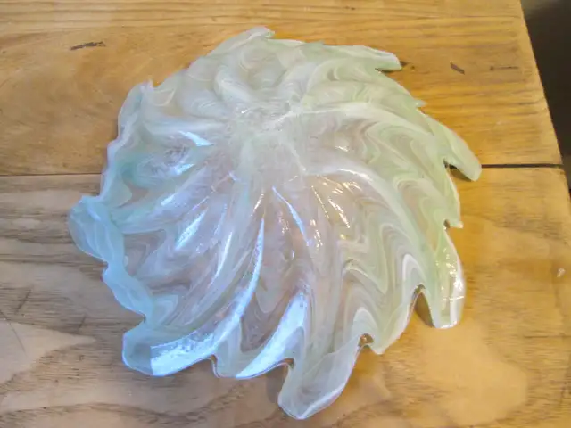 Art glass dish509456451382824962