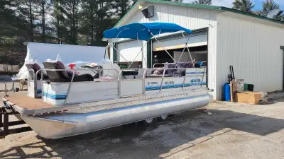 SUNPARTY PONTOON BOAT 22 FT Made in Canada Massive 26 inch toons , immaculate Brand new patio seats...