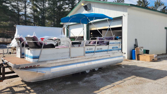 pontoon boat 40 hp yamaha trailer inc $ 12900 in Powerboats & Motorboats in Kingston