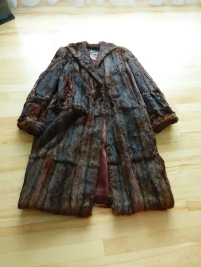 Manteau de fourrure pour femme., View more