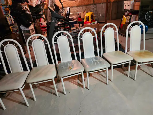 Kitchen Table & 6 Matching Chairs in Dining Tables & Sets in Markham / York Region - Image 6