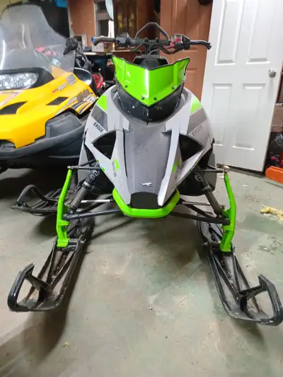M8 2018 3700km chenille 153" crampon 3" toujours été entreposé dans un garage 6000$négo